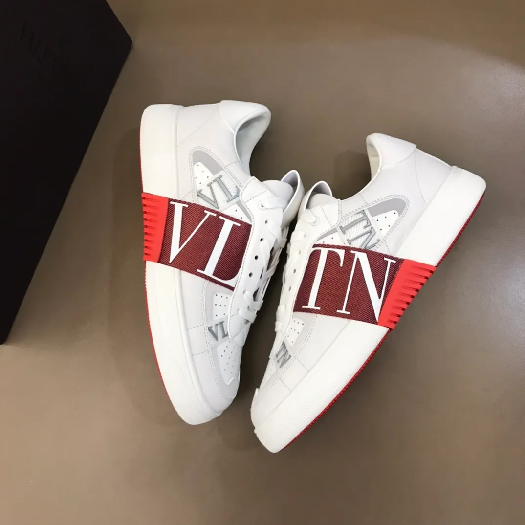 p440 "Valentin*" new spring and summer calfskin lace-up sneakers. No man should be able to refuse these shoes. The classic color scheme is so handsome! Purchase a high-precision replica of the original version to instantly sell off the market currency! 6 VLTN logo rubber effect straps - Valentino Garavani Logo printed on the back and tongue, all materials are customized to ensure quality! Size: 38-44